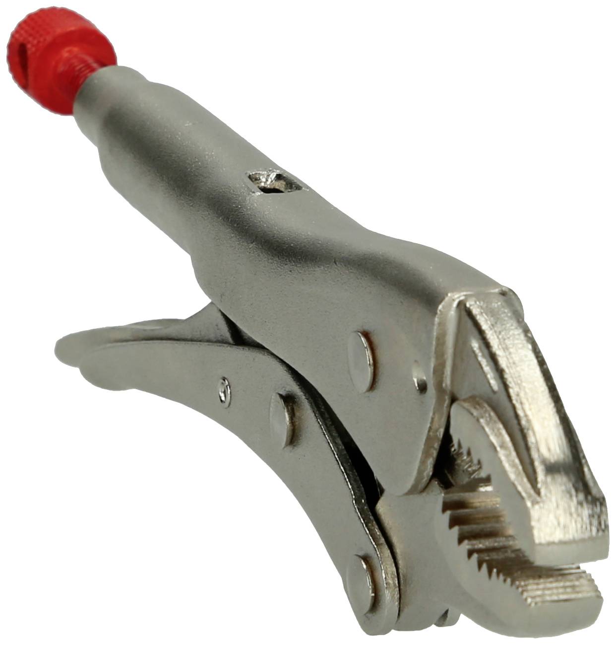 Egy állítható fogó piros markolatvéggel, zárt állapotban, fémből készült, amelynek fogazott fogórészei láthatóak.