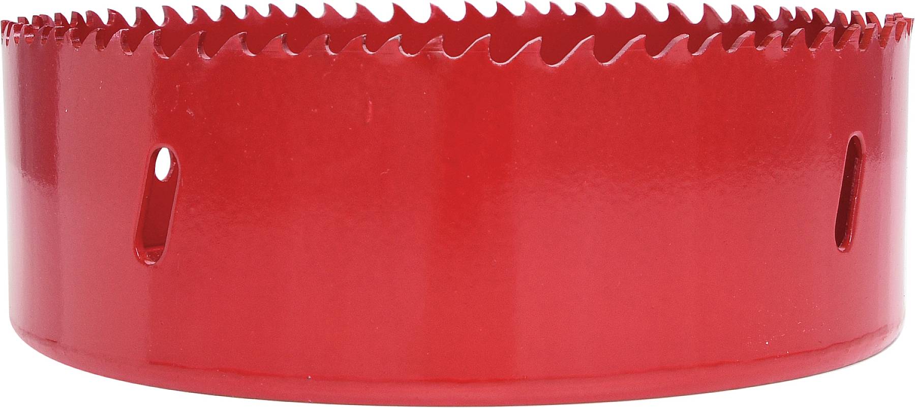 Egy vörös lyukfűrész-adapter éles fogakkal, fúró adapterekhez alkalmas, perspektivikus nézetben kerül bemutatásra.