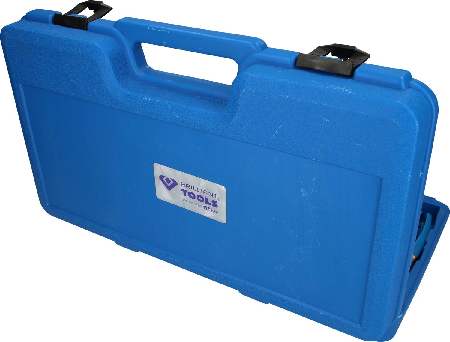 Kék szerszámkoffer fogantyúval és zárral, "Brilliant Tools" felirattal ellátva.