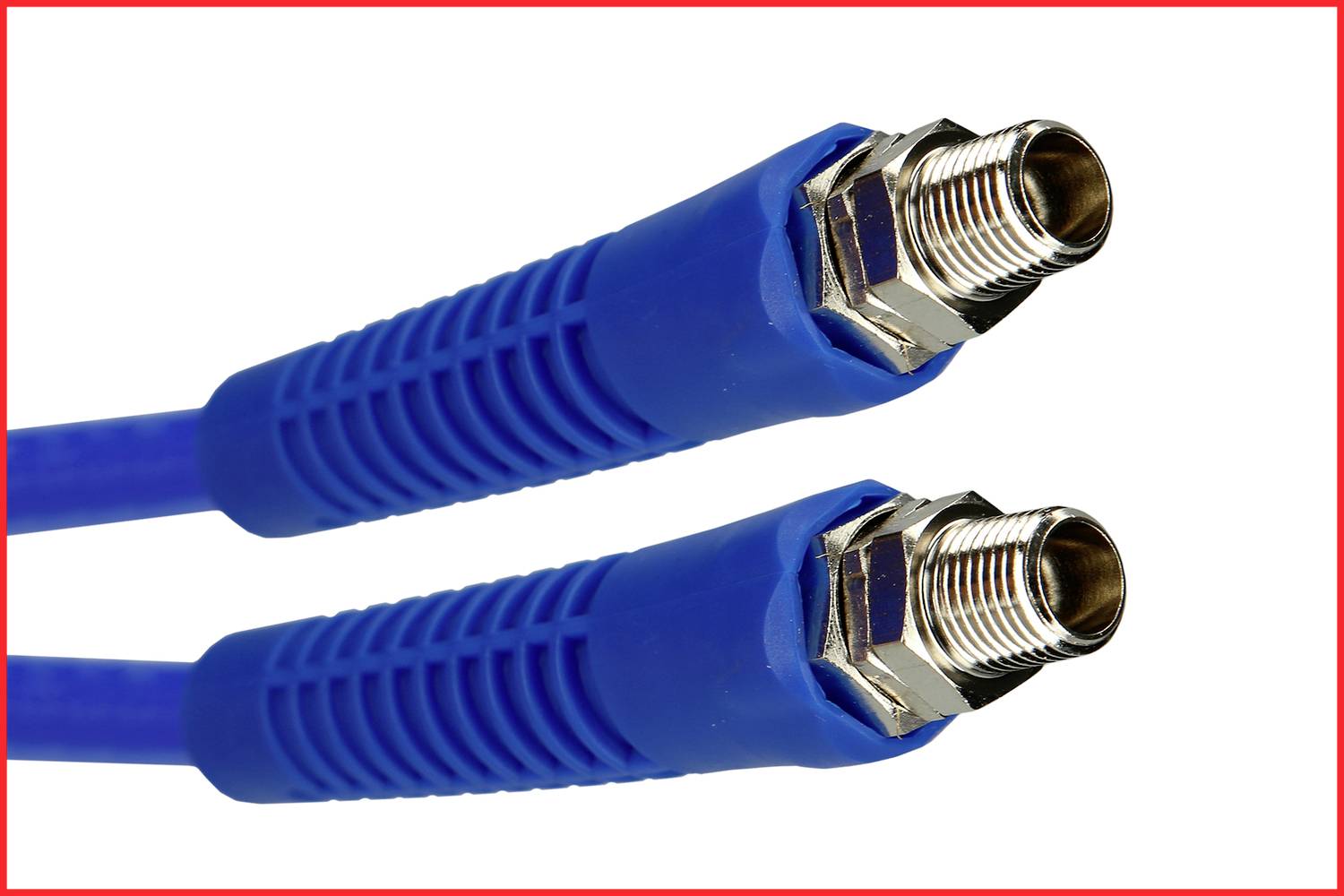 Két kék koaxiális kábel ezüst csatlakozókkal fehér háttér előtt, TV- vagy internetkapcsolathoz alkalmas.