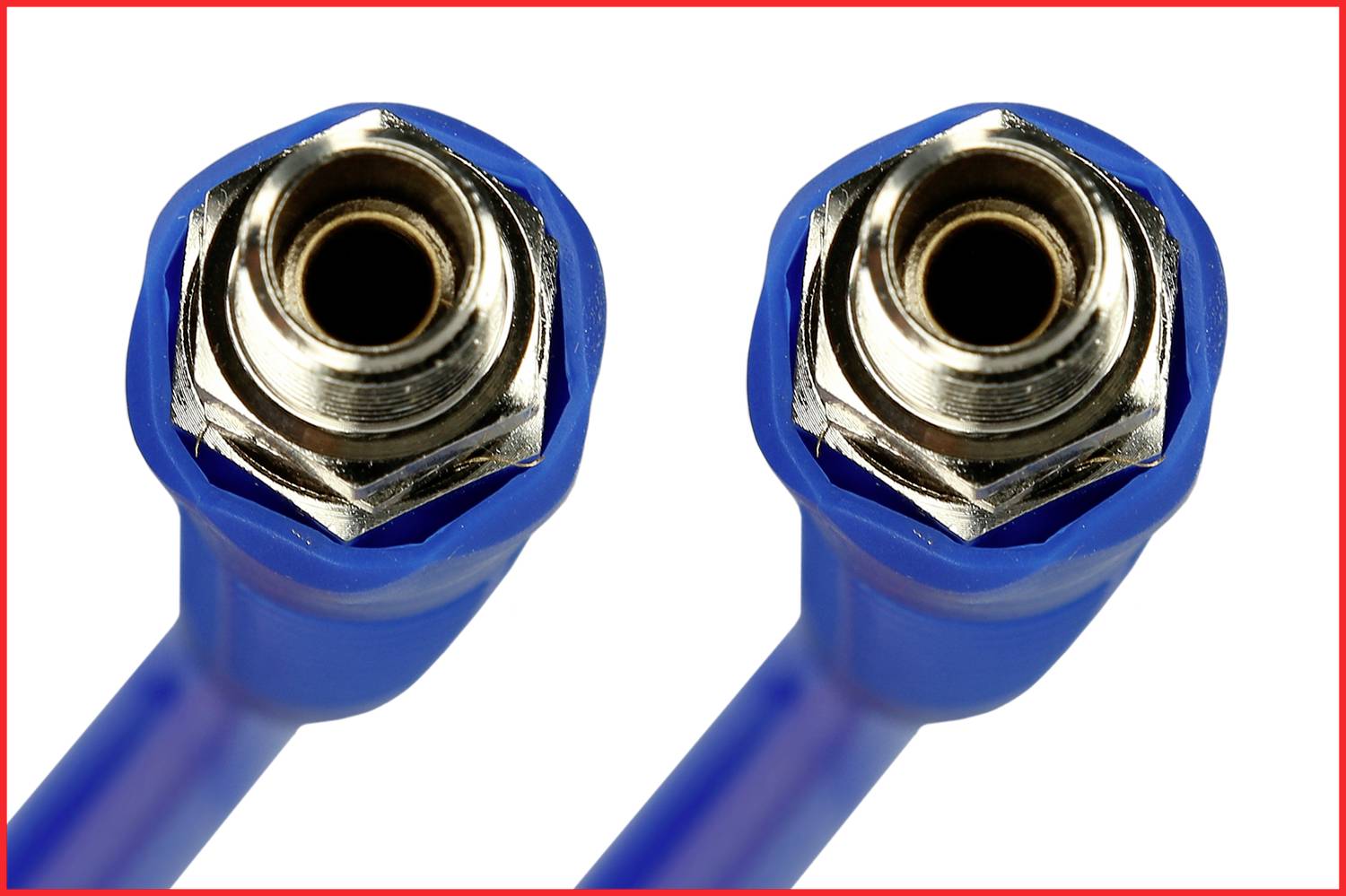 Két kék vízitömlő fémcsatlakozókkal, szorosan egymás mellett, fehér háttér előtt.