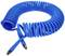 Egy kék, spirál alakú légnyomástömlő fém csatlakozókkal mindkét végén, feltekerve és használatra készen.