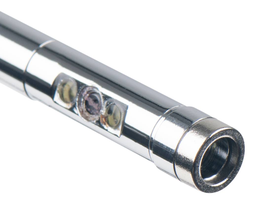 Egy ezüstszínű fémrúd, középen menetfurat-szerű elemmel.