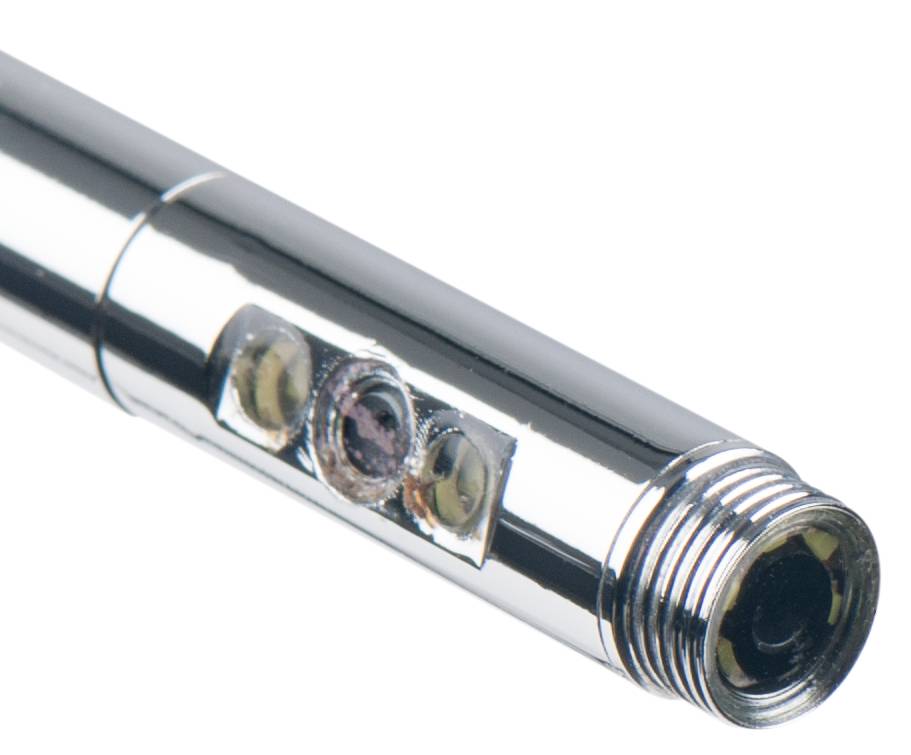 Egy ezüstös, hengeres fémeszköz, valószínűleg egy toll vagy lézermutatópálca, amelynek az oldalán egy kis dombornyomott minta látható.