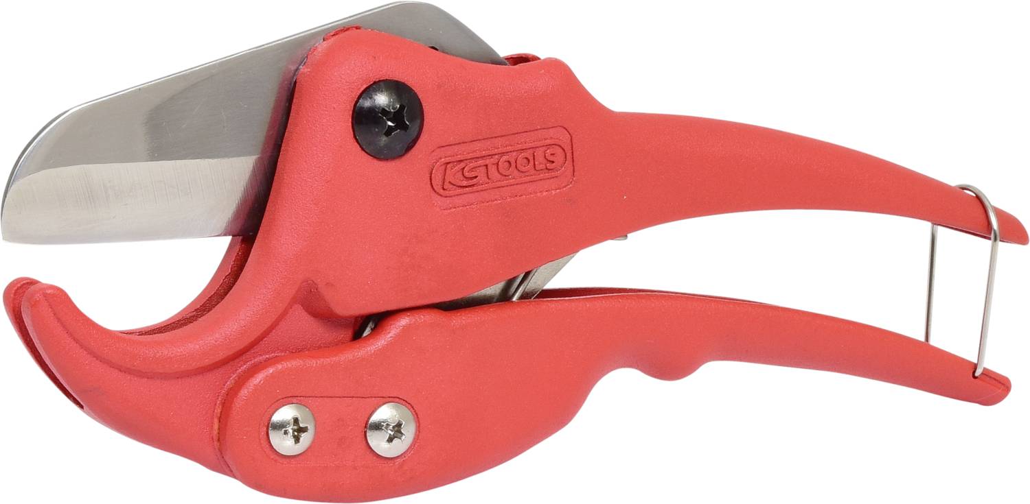 Egy piros csőolló fémpengével, amely alkalmas a műanyagcsövek precíz vágására.