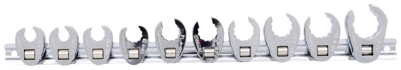 Egy sor nyitott dugókulcs különböző méretekben sorakozik, használatra készen.