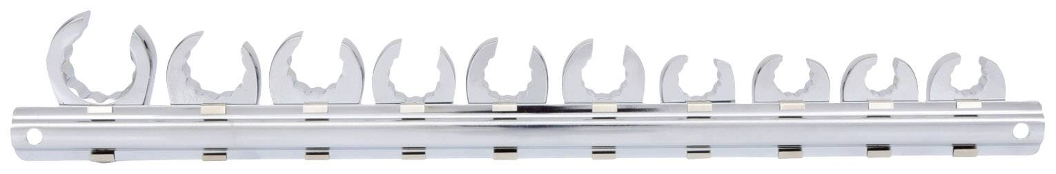 Egy fémből készült tartón elhelyezett villáskulcsok különböző méretekben, amelyeket kézműves munkákhoz használnak.