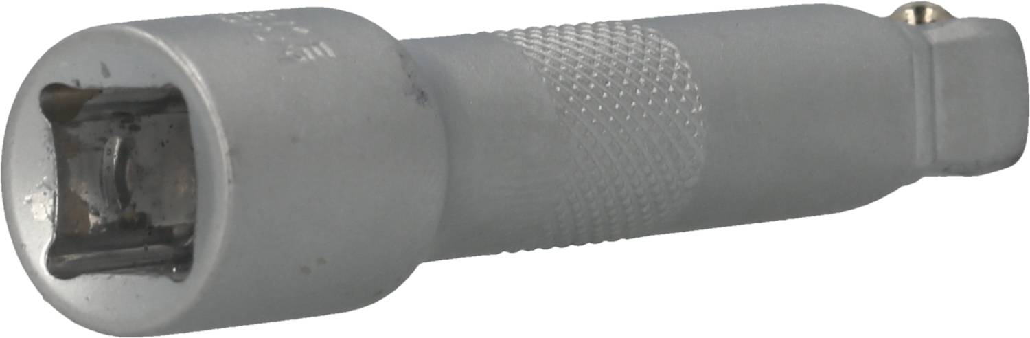 Egy fém hatszögletű csavarkulcs adapter szürke színben, recézett felülettel a jobb fogás érdekében, oldalnézetben ábrázolva.