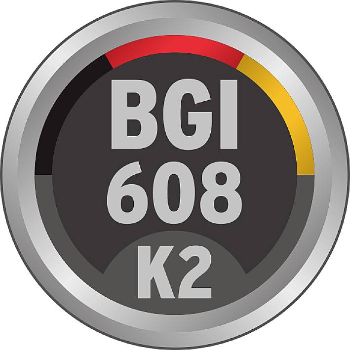 Egy kerek logó, amelynek közepén a 'BGI 608 K2' felirat látható. Felül egy színes szalag húzódik vörös, sárga és fekete színben.