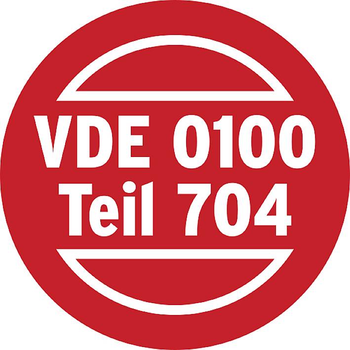 Piros, kerek logó fehér felirattal: 'VDE 0100 Teil 704', amely egy specifikus elektromos telepítési szabványra utal.