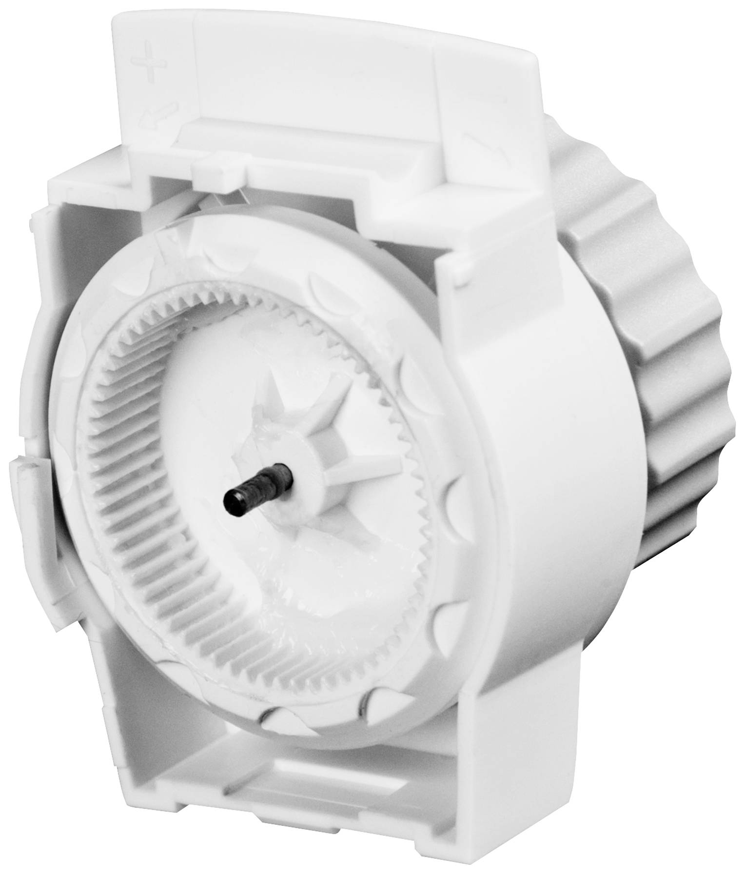 Fehér műanyag fogaskerék védőburkolatban, kiálló fémtengellyel, amely a műszaki mechanikát mutatja.