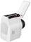 Egy fehér, téglalap alakú akkumulátordoboz nyitott tetővel, amelyben két nagy, hengeres akkumulátor látható. A dobozon plusz és mínusz jelölések vannak feltüntetve.