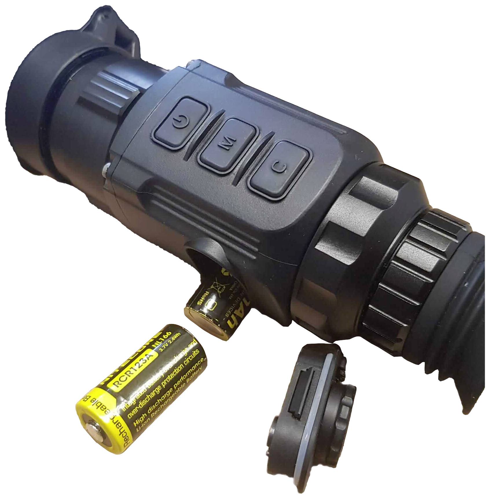 Egy hordozható éjjellátó készülék három kezelőgombbal és elemtartóval, mellette egy kivett AA-elem és egy védősapka.