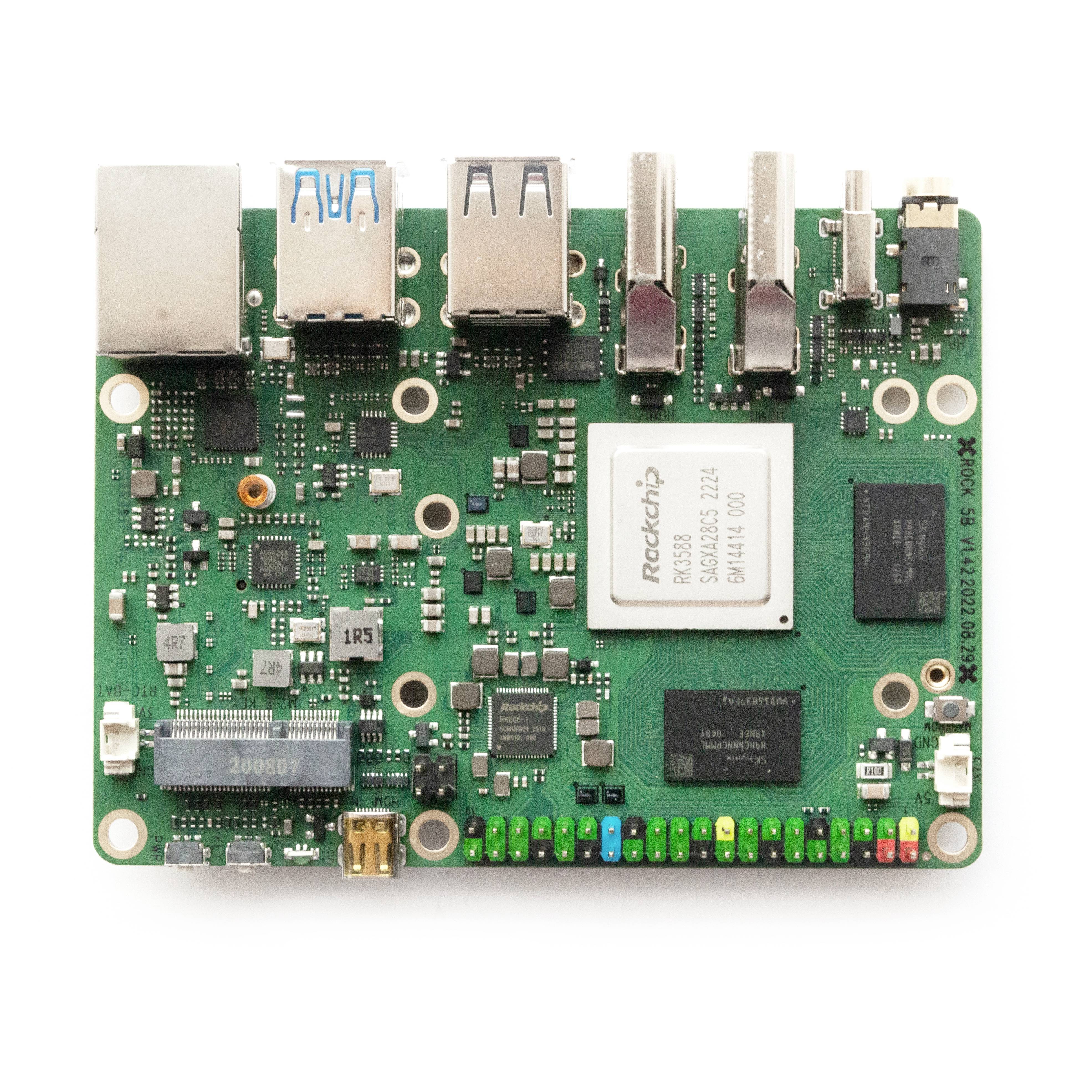 Egy zöld nyomtatott áramkör USB-csatlakozókkal, Ethernet-aljzattal és különböző elektronikai alkatrészekkel, valószínűleg egy miniszámítógép.