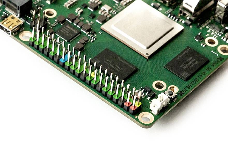 Alaplapka több csatlakozóval és elektronikai alkatrészekkel, benne egy központi processzorral egy zöld nyomtatott áramkörön.