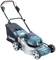 Egy kék Makita típusú fűnyíró áll, fekete fűgyűjtő kosárral és négy kerékkel. Kerti használatra alkalmas.