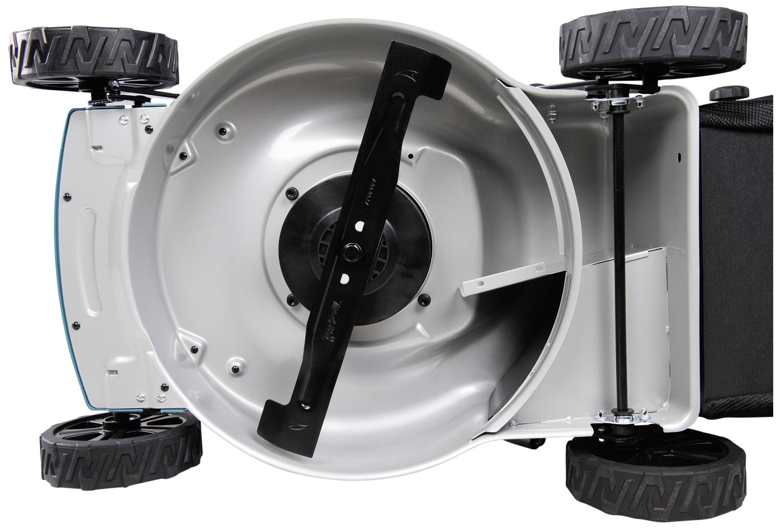 Egy fűnyíró alsó része nagy méretű műanyag kerekekkel és központi elhelyezésű fémkéssel.