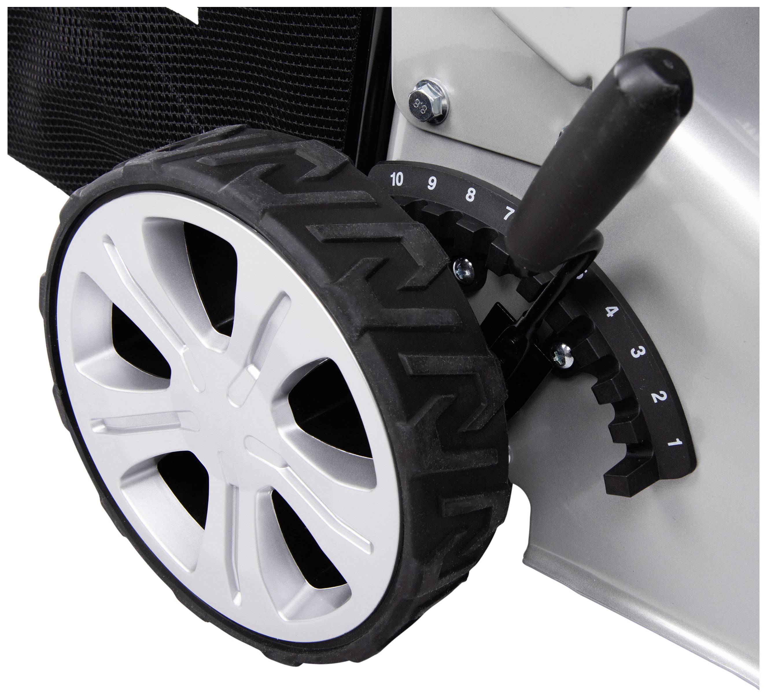 Egy fűnyíró állítható kereke, amelyet a vágási magasság 5-ös és 6-os szintje között állítottak be.