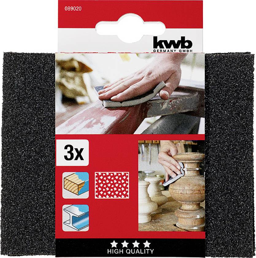 'A kwb csiszolópapír csomag, három darab. Alkalmas fa, fém és lakk felületek csiszolásához. A képen egy kéz csiszol egy fa korlátot.'