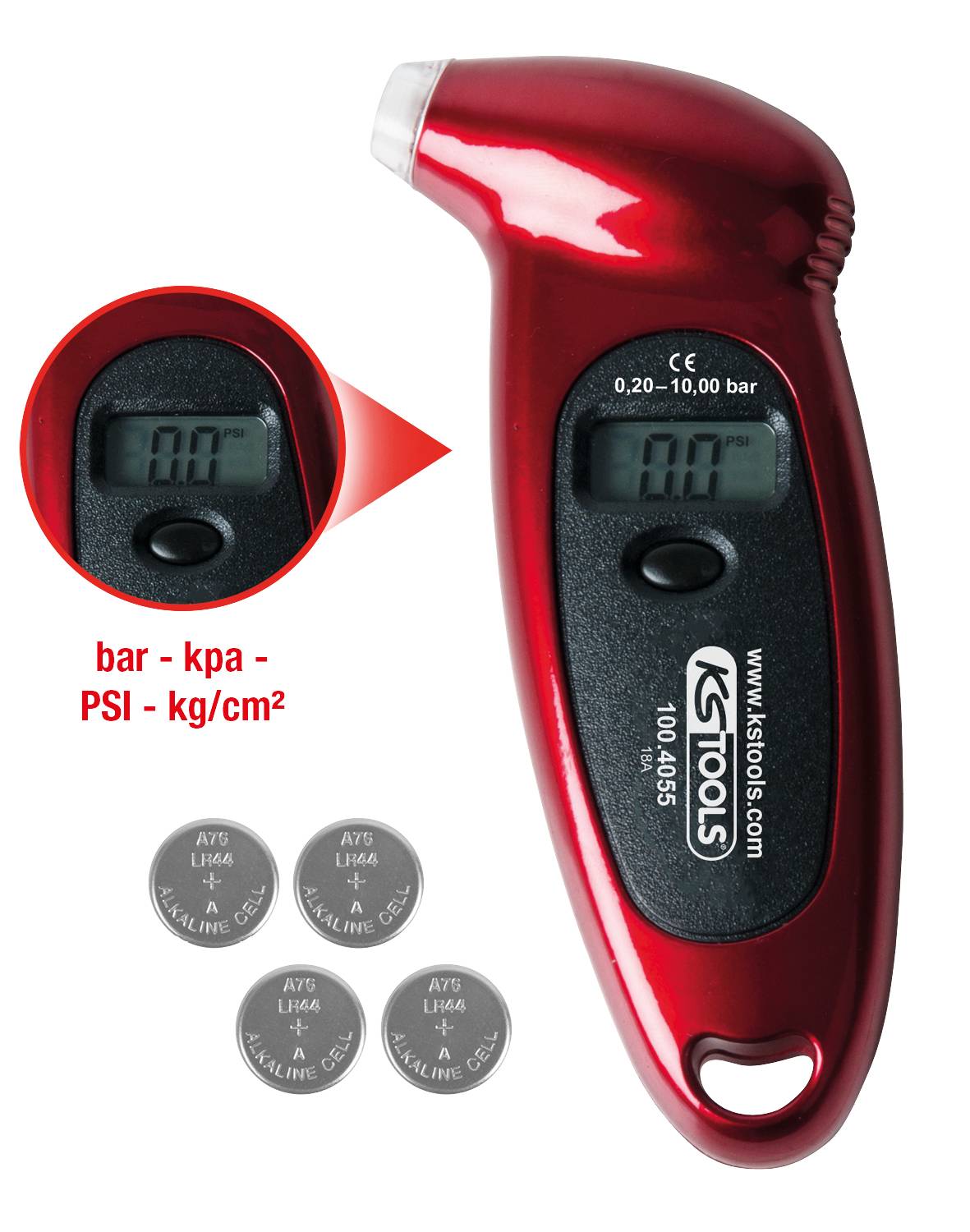 KS Tools piros digitális gumiabroncsnyomás-mérő készülék, amely mutatja a nyomásértéket bar, kPa, PSI és kg/cm² mértékegységekben. Nullát (0,0) jelez. Négy gombelem található alatta.