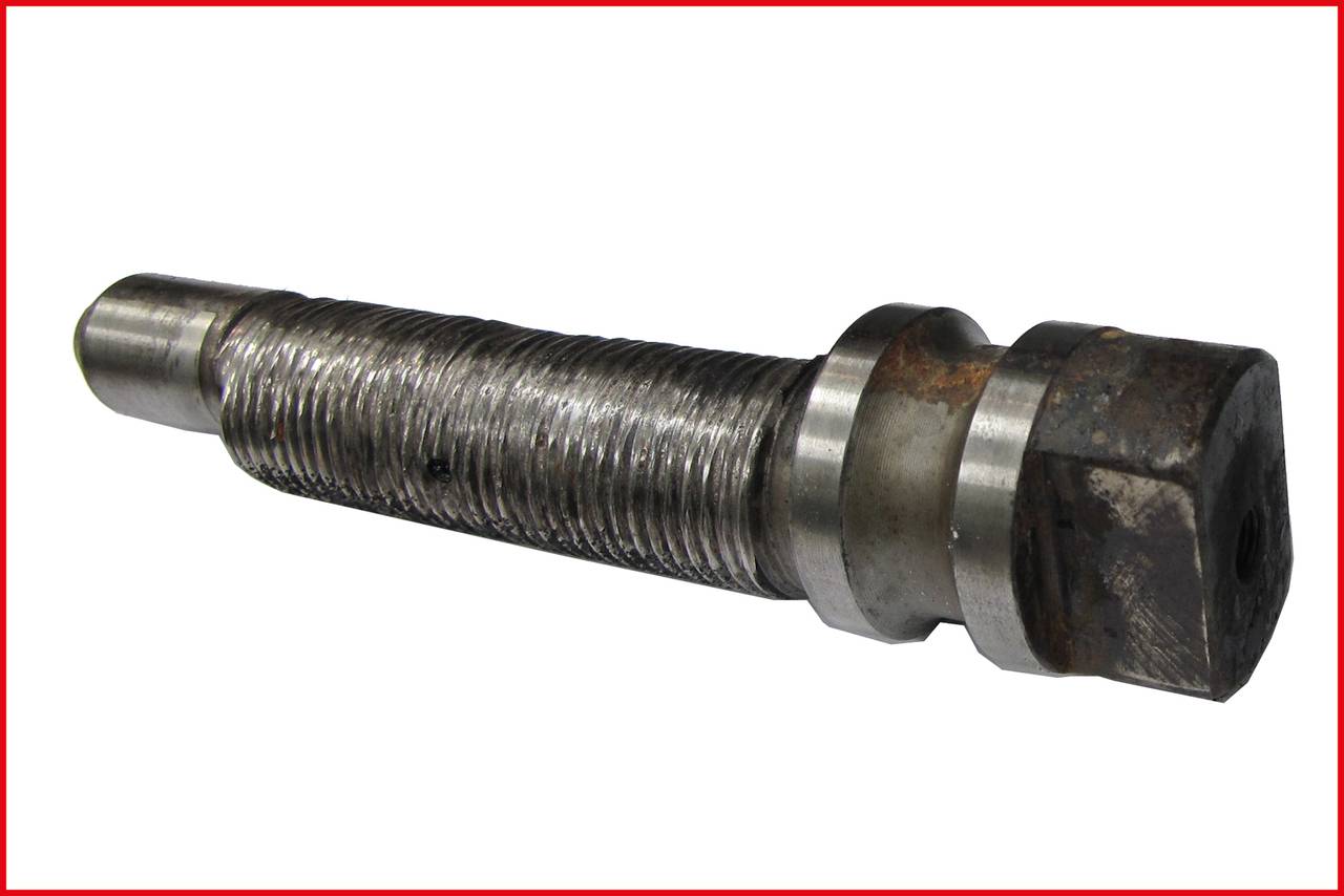 Fémcsavar egy fehér háttér előtt, kopott, rozsdás véggel és jól meghatározott menettel.