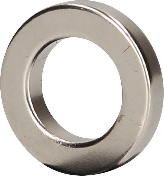 Egy ezüstös, fémes gyűrű vagy alátét, fehér háttér előtt kiemelve.