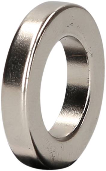 Egy fényes, ezüstös fémgyűrű sima felülettel, semleges háttér előtt ábrázolva.