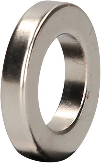 Egy ezüstös, fémes gyűrű fényvisszaverő felülettel.