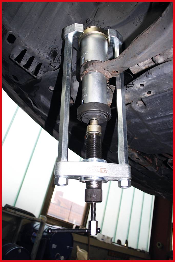 Egy lengéscsillapító egy jármű alsó részére van felszerelve. Az eszköz rögzítve van, és telepítésre szolgál.