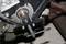 Egy lehúzószerszámot arra használnak, hogy alkatrészeket eltávolítsanak egy motor tengelyéről. A szerszám a motorhoz van rögzítve.