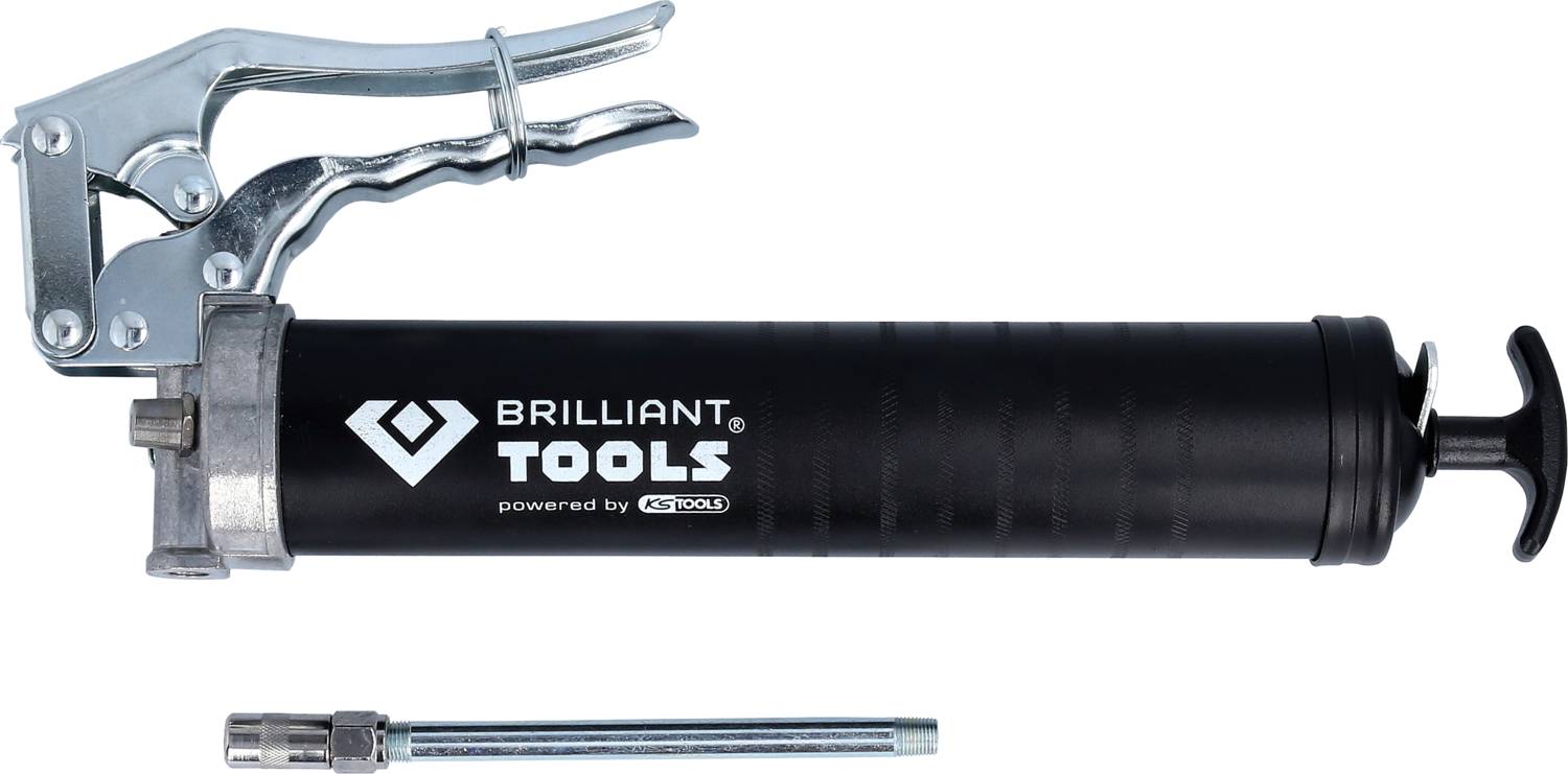 Egy fekete zsírfecskendező kézi karral és ezüst fúvókával. A nyomógépen lévő szöveg: 'BRILLIANT TOOLS powered by KS TOOLS'.