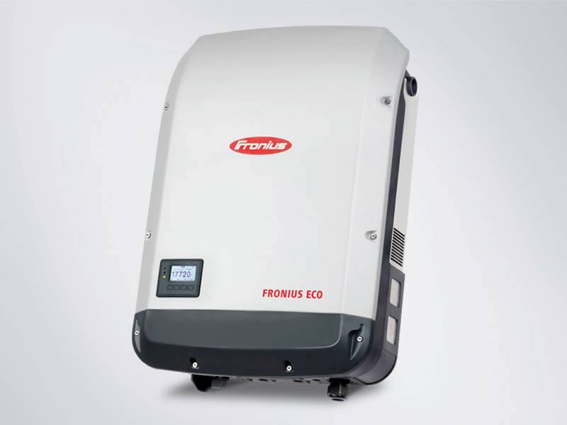 Fehér Fronius napelemrendszer inverter elülső kijelzővel és piros 'Fronius Eco' logóval.