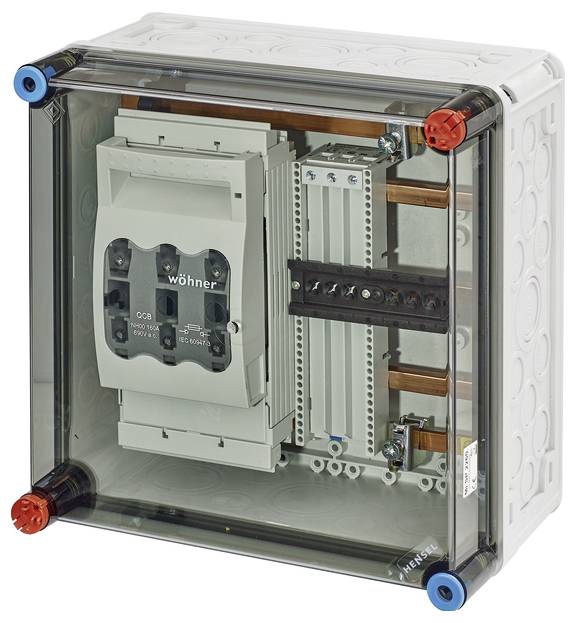 Egy szürke elektromos elosztószekrény átlátszó fedéllel mutatja a belső kapcsolókat és csatlakozókat.