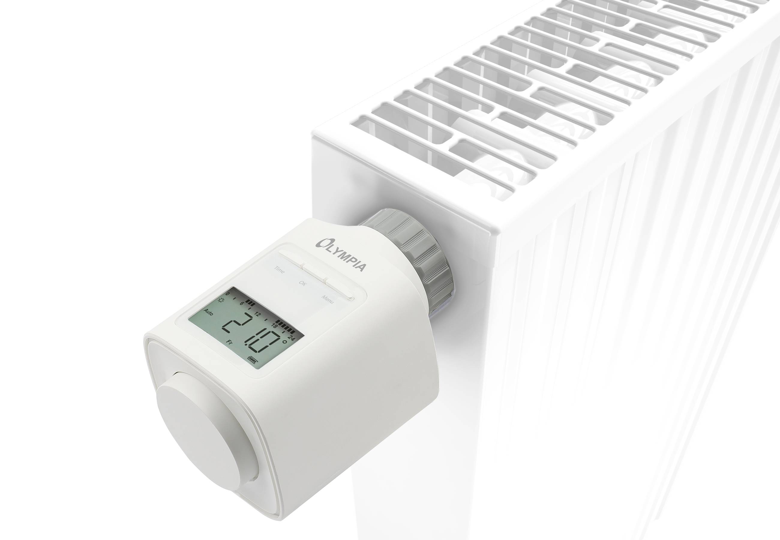 Egy fehér radiátor digitális termosztáttal 21 fok Celsius hőmérsékletet mutat.