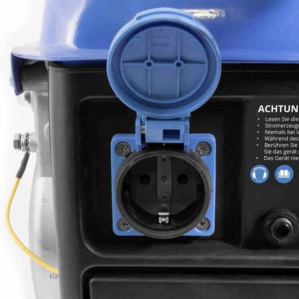 Egy elektromos készülék csatlakozópanelje kék védősapkával és áramhasználati biztonsági figyelmeztetéssel.