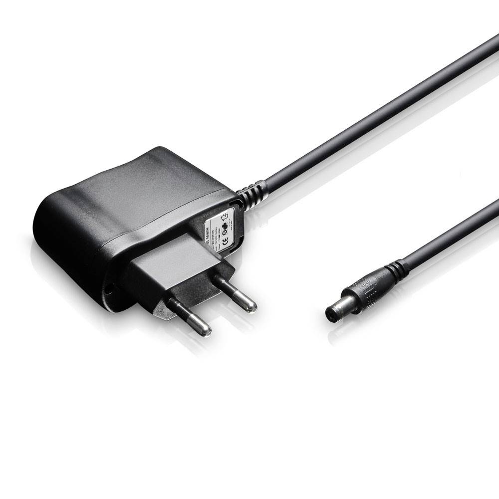 Egy fekete hálózati töltő levehető kábellel fehér háttér előtt, elektronikus eszközök töltésére alkalmas.