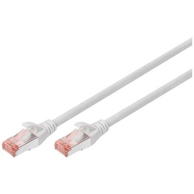 Egy fehér Ethernet-kábel két RJ45-ös csatlakozóval a végein, hálózati csatlakozáshoz.