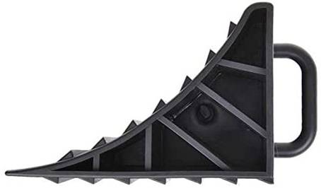 Egy fekete, háromszög alakú kerékék fogantyúval, amely megakadályozza a járművek elgurulását.