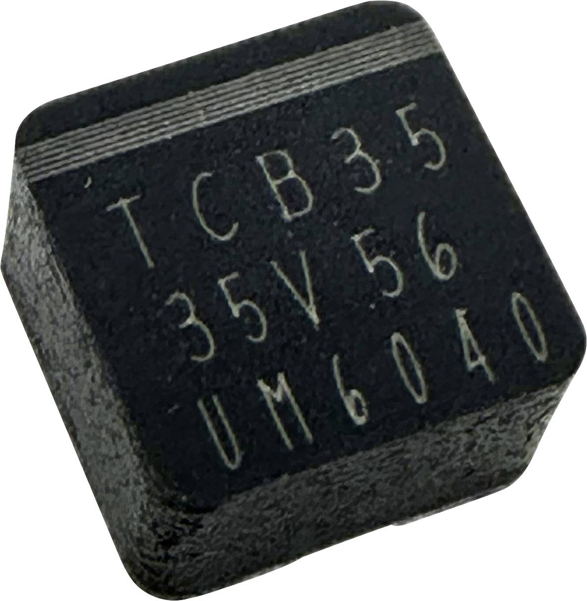Egy fekete, téglalap alakú elektronikai chip, amelyen a 'TCB35 35V56 UM6040' felirat szerepel.