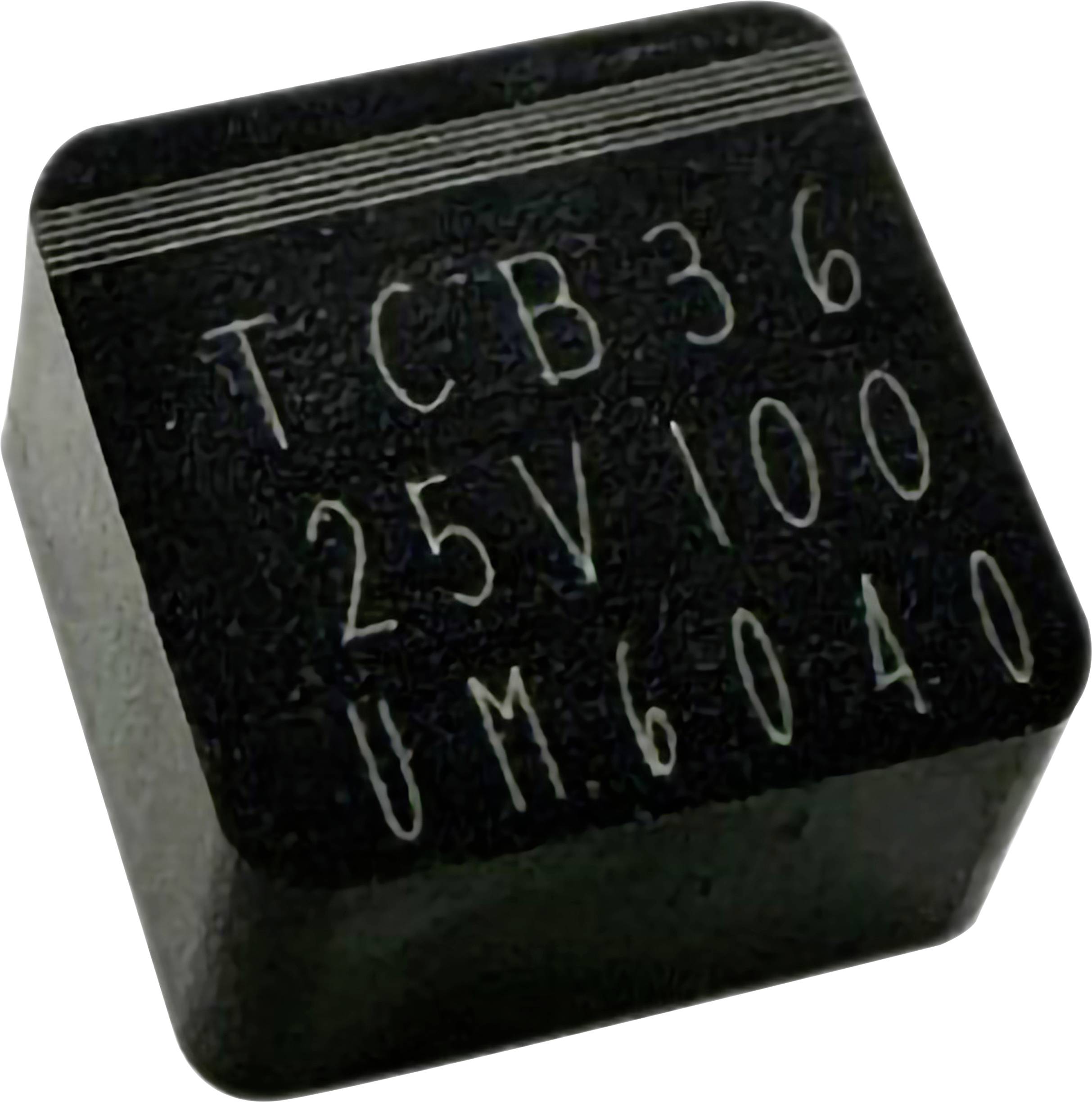 Fekete elektrolit kondenzátor, amelyen a 'TCB36 25V100 UM.6040' felirat látható a tetején.