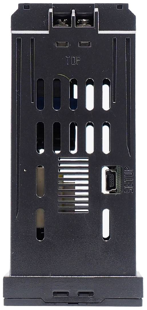 Egy fekete, függőleges számítógépes alkatrész szellőzőnyílásokkal és egy USB-csatlakozóval az oldalán. A tetején "TOP" felirat látható.