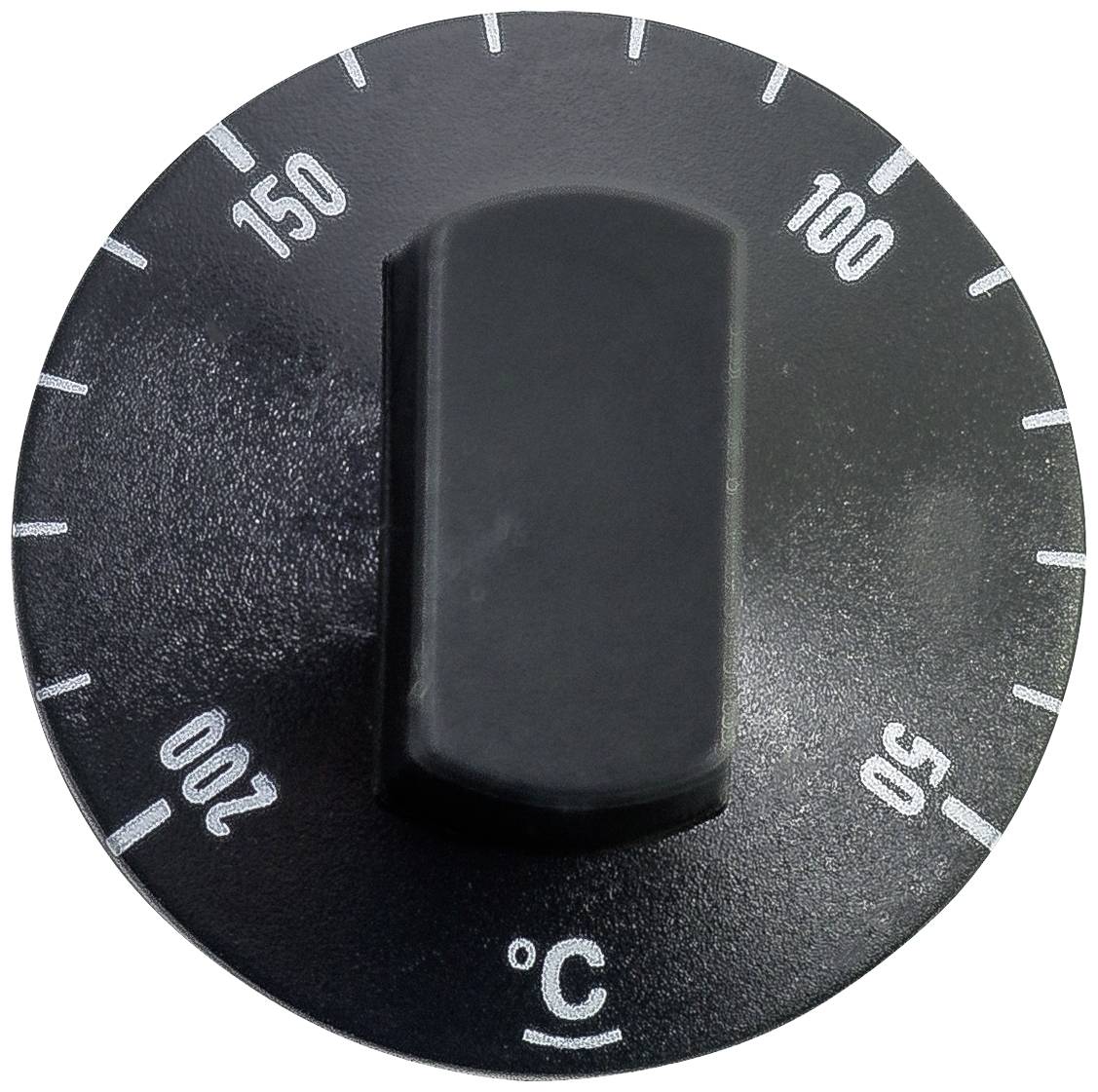 Egy kerek sütőhőmérséklet-szabályzó 150 fokot mutat Celsius-ban. Jelölések 50, 100, 150 és 200 foknál. Fekete háttér.