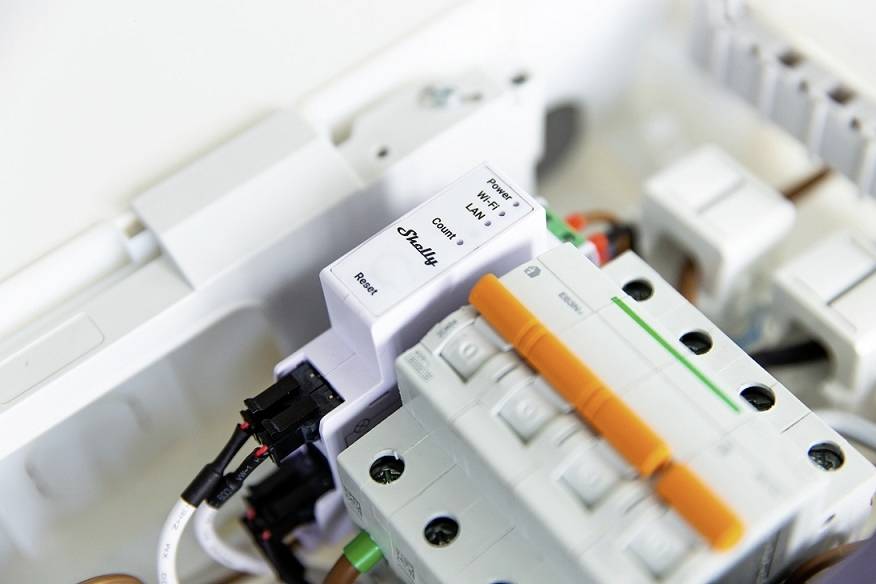 Intelligens otthoni eszköz elektromos áramkörök vezérlésére, feliratokkal és huzalozással. Egy biztosítékszekrénybe van beépítve.