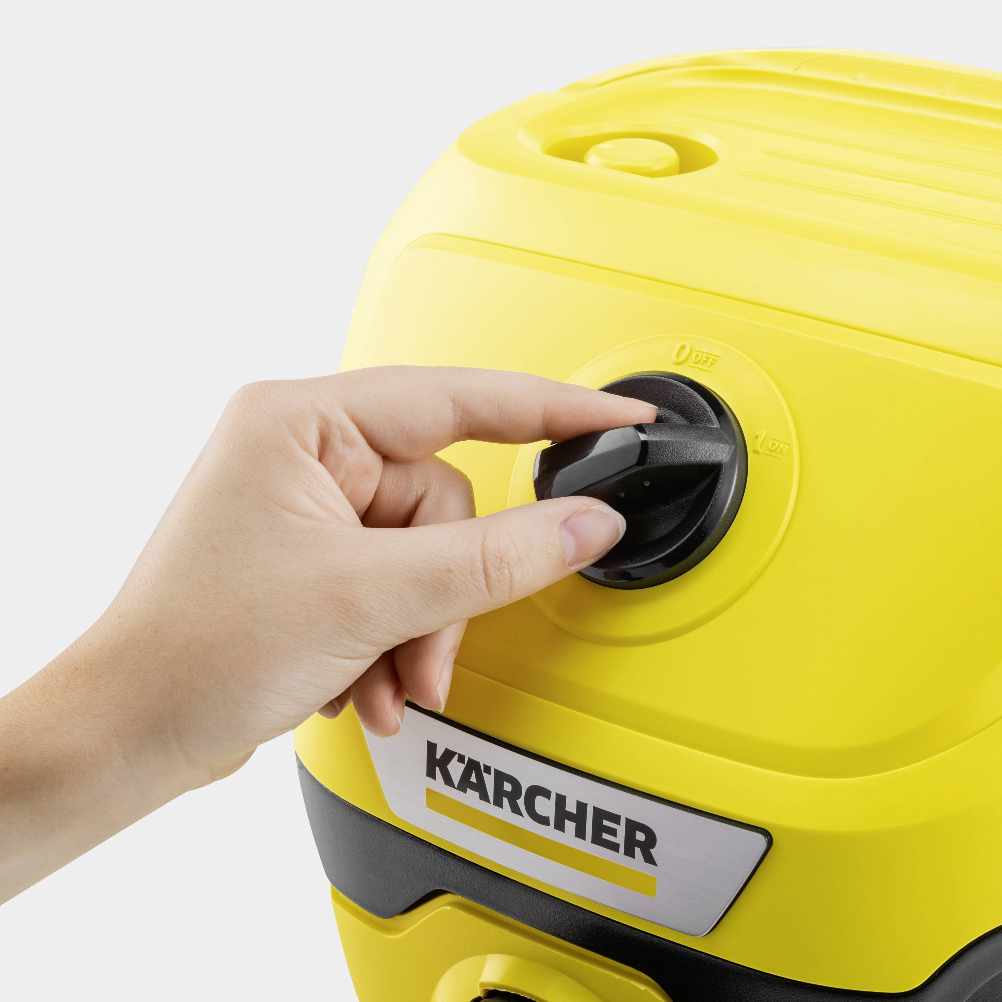 Egy kéz egy sárga Kärcher-készülék gombját tekeri.