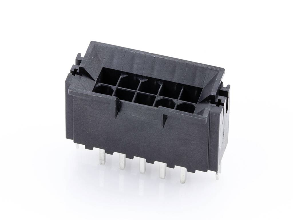 Egy fekete, téglalap alakú elektronikus csatlakozó több fémcsappal lefelé néz.