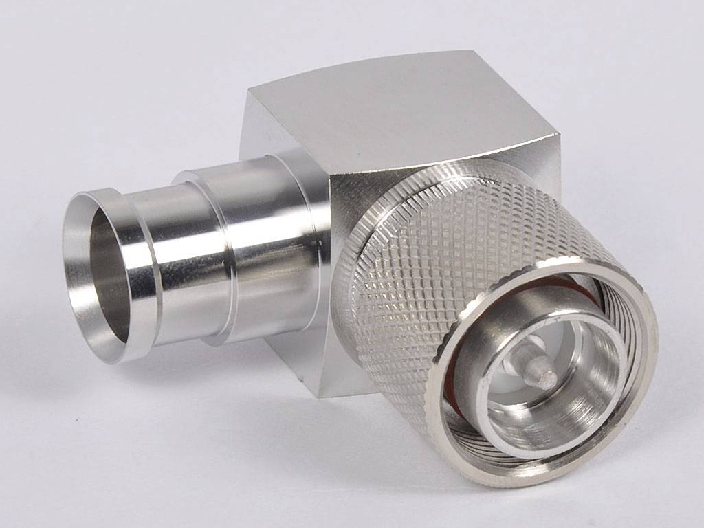 Egy fémes RF-koaxiális adapter derékszögű csatlakozással.