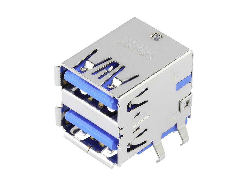 Kék belvilágítású dupla USB-csatlakozó, fémházra szerelve, gyakran használt elektronikai eszközöknél és adatátvitelnél.