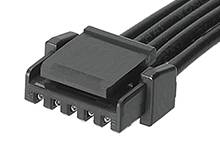 Egy négypólusú fekete Molex-csatlakozó derékszögű kialakítással és lapos érintkezőkkel, amelyet számítógépek áramellátásánál használnak.