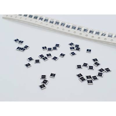 Kis, fekete elektronikai chip-ellenállások fehér jelölésekkel fehér felületen szétszórva. A háttérben egy perforált tekercs további chipekkel.