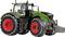 Egy nagy, zöld traktor piros kerekekkel, oldalról nézve. A traktor modern és robusztus kialakítású.